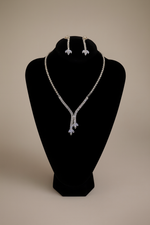 Last inn bildet i gallerivisningen, Jewelry set with necklace and earrings on a black bust against a beige background