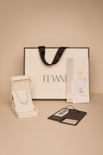 Afbeelding in Gallery-weergave laden, Jewelry set with pendant, box, and card on a beige background
